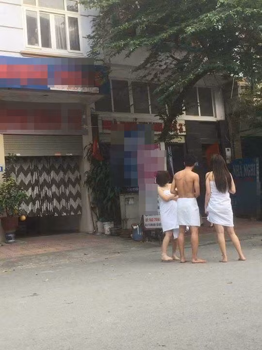 Kịch tính của những câu chuyện thêu dệt càng được đẩy lên cao khi trong một bức ảnh khác xuất hiện một nhân vật thứ 3.