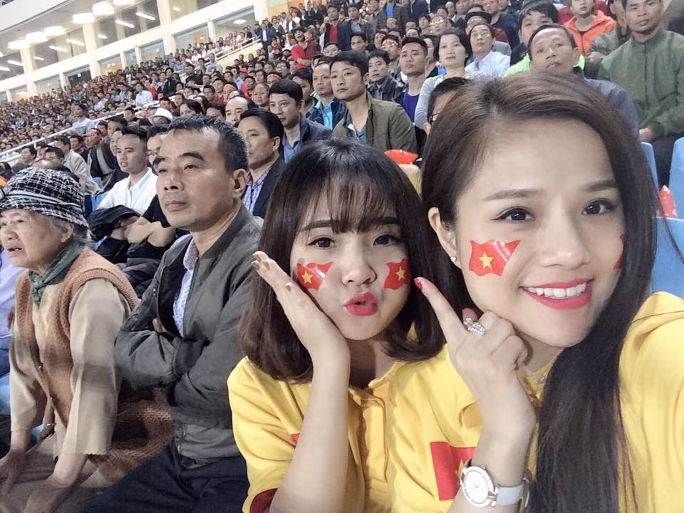 Không chỉ gây chú ý sau sự cố hy hữu vừa qua, Võ Thương còn từng là gương mặt được săn lùng khi xuất hiện trên hàng ghế khán giả, cổ vũ cho đội tuyển Việt Nam trong trận bán kết lượt về AFF Cup 2016 gặp Indonesia trên sân nhà hôm 7/12/2016.