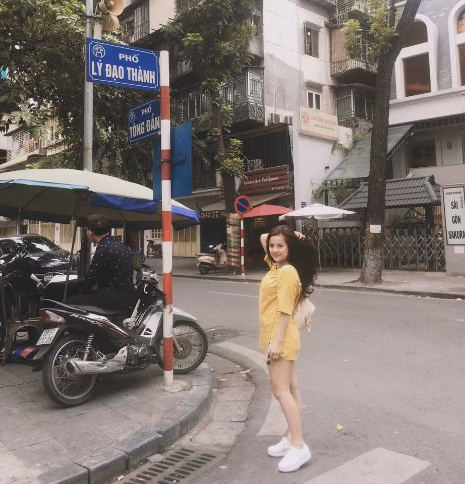 "Mình thề là chỉ chạm nhẹ tay lên quả bưởi thôi, vậy mà nó rụng luôn trên tay lúc nào không biết luôn! Không biết có sao không?", cô gái 9X bày tỏ sự hoang mang, "Cả cây có mỗi một quả thì mình lại làm rụng mất!".
