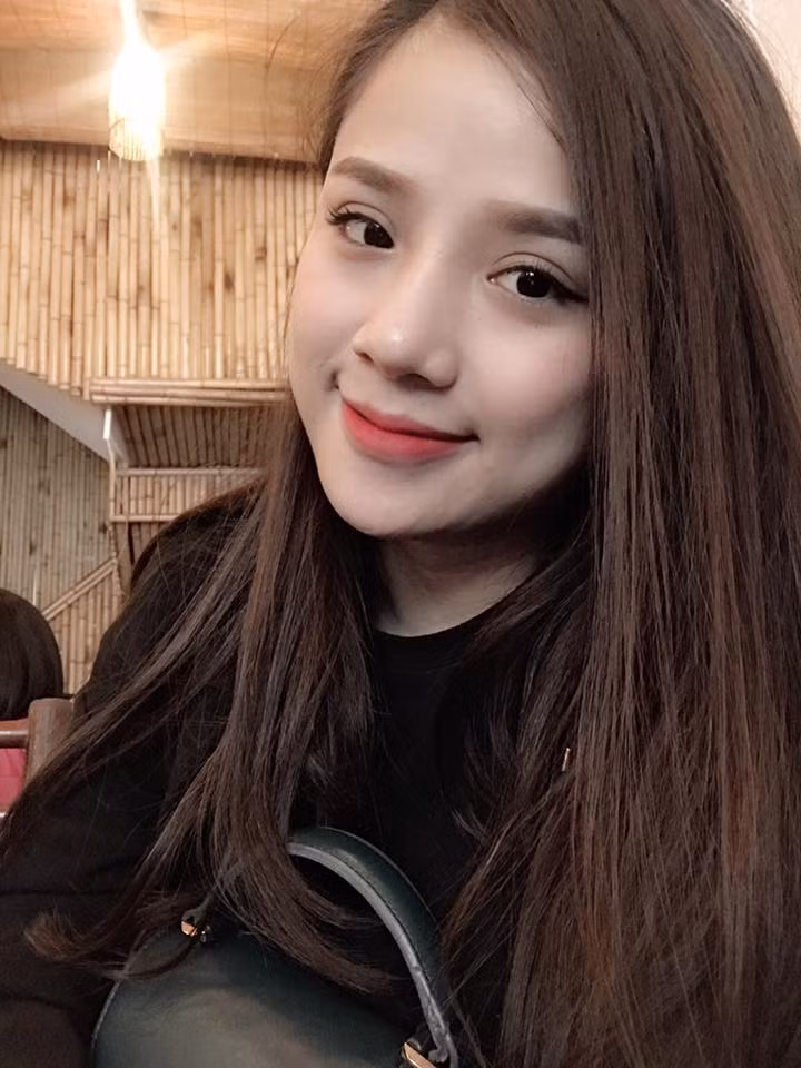 Những bức ảnh "nhỡ tay làm rụng bưởi" được Thương chia sẻ hôm 11/2 vừa qua, khi cô và em gái đang đi lễ tại Phủ Tây Hồ, Hà Nội.