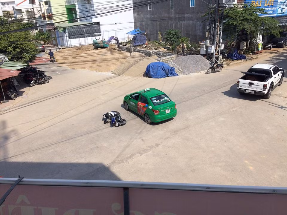Sự việc sau đó cũng được giải quyết trong yên bình. Hai bên thương lượng và chấp nhận giải pháp lái xe taxi chịu 50% chi phí sửa xe cho nam thanh niên đi xe máy.