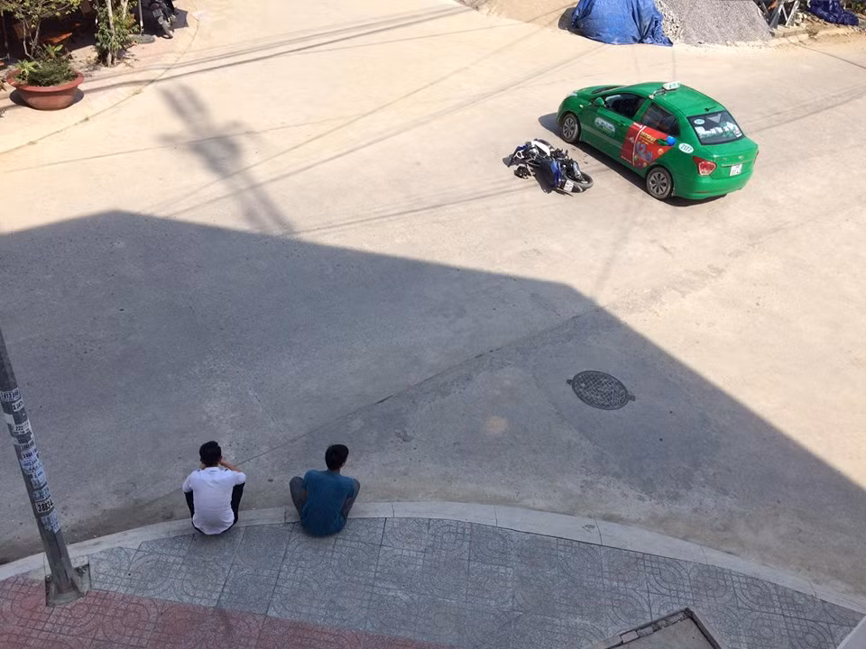 Xung quanh câu chuyện về cách giải quyết sau va chạm giao thông, anh Quang Đang chia sẻ thêm: "Ở đâu tôi không biết, chứ CSGT ở Nha Trang làm việc đúng chừng mực lắm. Đầu tiên để hai bên tự hoà giải dưới sự chứng kiến của họ, nếu vẫn không được thì xử lý theo đúng pháp luật thôi..."