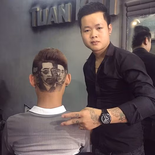 Trước khi gây sốt với tạo hình "Sống chung với mẹ chồng", Xuân Tuấn còn nhận được nhiều lời khen ngợi khi cắt kiểu tóc theo chân dung của các nhân vật chính trong "Người phán xử" - bộ phim truyền hình Việt Nam cũng đang "hot" không kém "Sống chung với mẹ chồng".