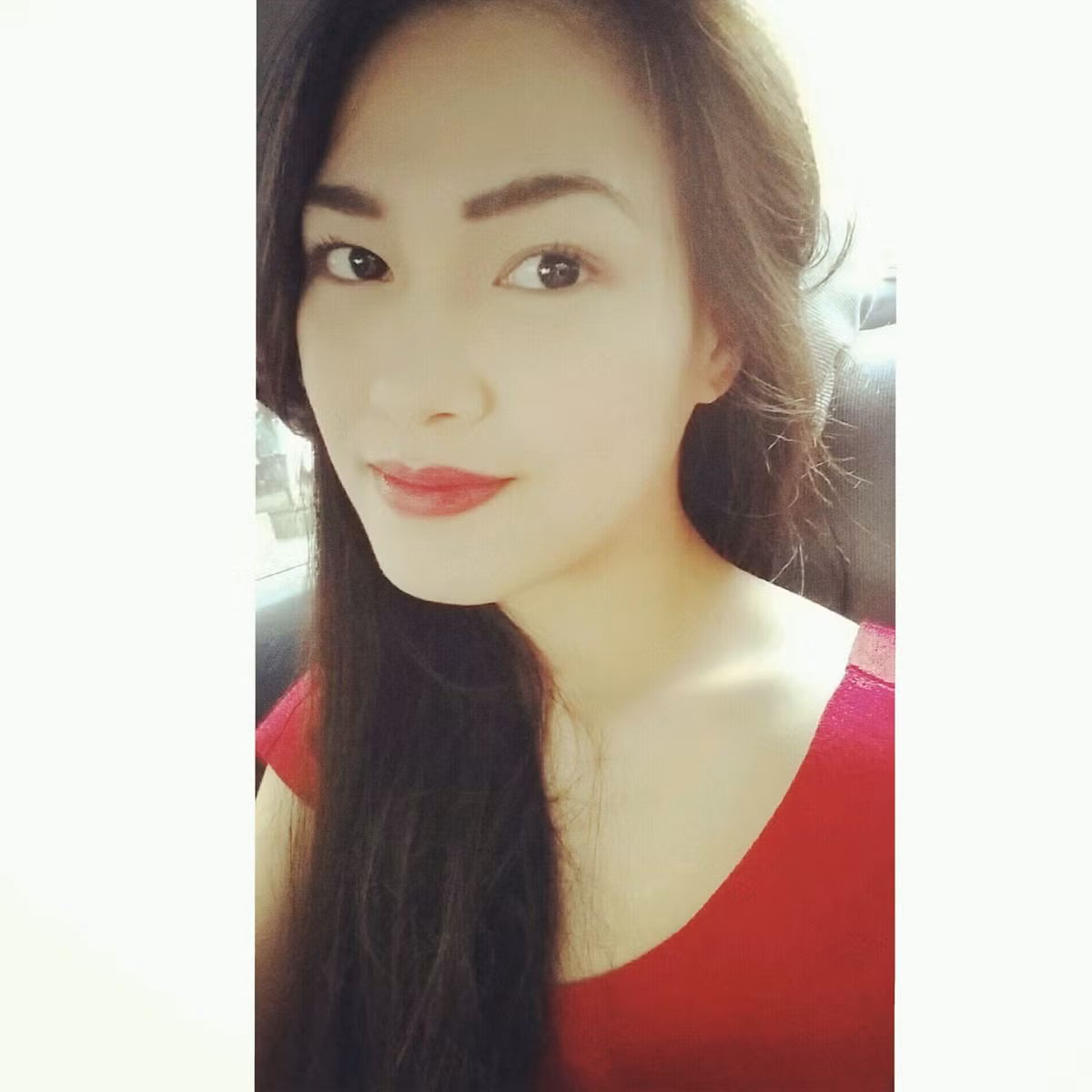 Tuy vậy, công việc vẫn đòi hỏi Joyce Tadeo luôn phải có thái độ thân thiện với khách hàng để mọi người luôn cảm thấy thoải mái trong suốt hành trình. Ngoài lái xe, cô gái Philippines này còn học thêm tại trường Miriam College để sau này có thể theo đuổi lĩnh vực kinh doanh thời trang. Ảnh: Facebook/Instagram.