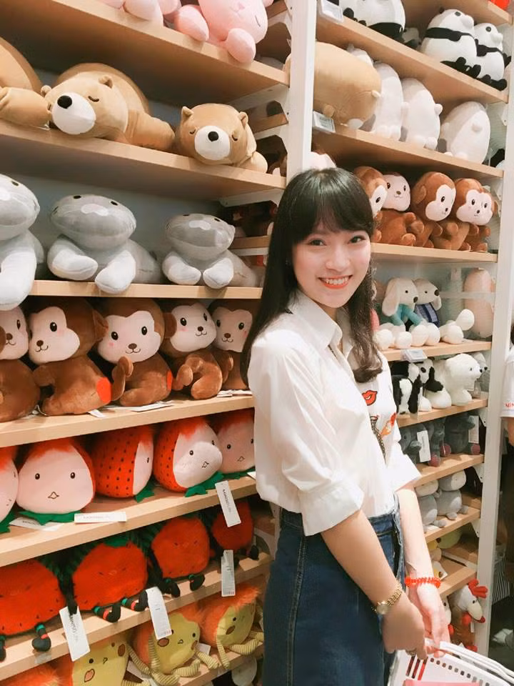 Hot girl bắn 7 thứ tiếng được biết đến là một trong những học sinh ưu tú của trường THPT chuyên Phan Bội Châu – Nghệ An.
