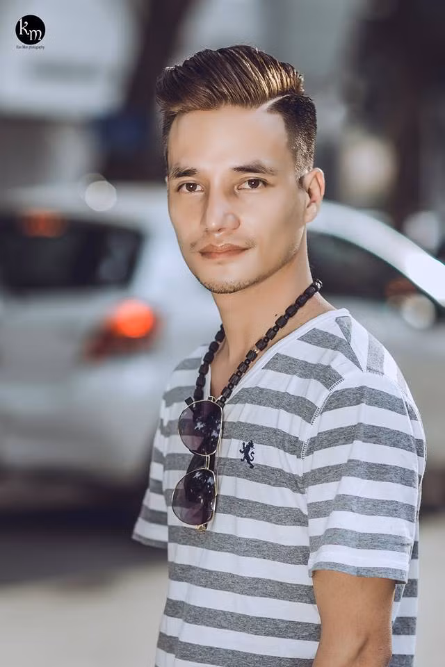 Sau phẫu thuật nhấn mí, nâng mũi... ca sĩ Lệ Rơi nhận được khá nhiều những bình luận trái chiều, có người khen kẻ chê. Tuy nhiên, bản thân anh từng chia sẻ "không còn nhận ra mình" sau "dao kéo" và "tự thấy mình giống trai Ấn Độ" nhiều hơn.