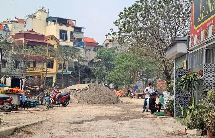 Nhiều bãi vật liệu xây dựng khác thì đổ đống, ngổn ngang dưới lòng đường, gây cản trở phương tiện qua lại.