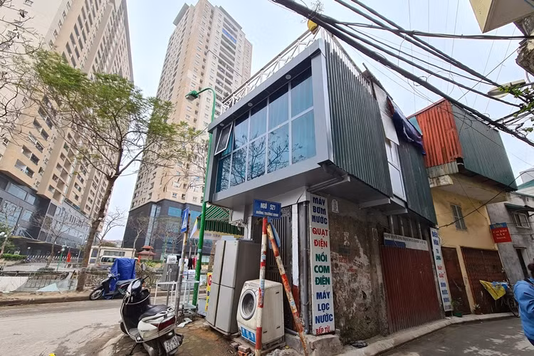 Một trong hai ngôi nhà xây tầng 2 lấn chiếm khoảng không, được sử dụng làm cửa hàng mua bán, sửa chữa điện lạnh, điện dân dụng.