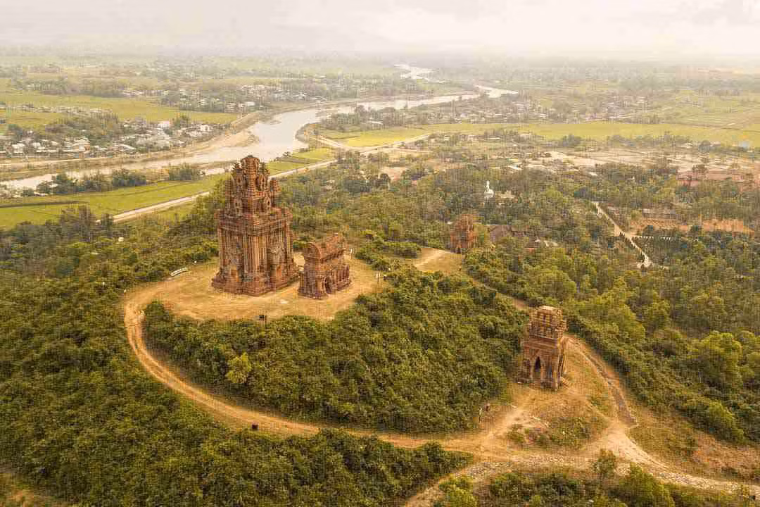 Tháp Bánh Ít là quần thể đền tháp có số lượng nhiều nhất hiện còn ở Bình Định gồm 4 tháp: Tháp Cổng, tháp Hỏa, tháp Bia và tháp Chính. Căn cứ những dấu tích còn lại cho thấy, trước đây số lượng kiến trúc nhiều hơn, tạo thành một trung tâm tôn giáo hoàn chỉnh ở trung tâm của 3 thành cổ: thành Thị Nại, thành Cha, thành Đồ Bàn. Cụm tháp được xếp hạng di tích kiến trúc nghệ thuật cấp quốc gia vào năm 1982 và là công trình kiến trúc cổ của Việt Nam lọt vào cuốn sách "1.001 công trình kiến trúc phải đến trong cuộc đời" của nhóm tác giả người Anh.