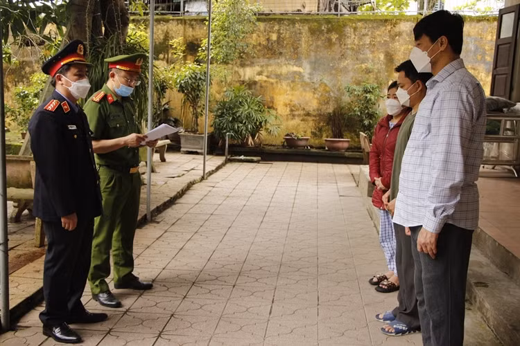 3 bị can là cán bộ công tác tại Sở Kế hoạch và Đầu tư tỉnh Nghệ An vừa bị cơ quan Công an tỉnh này khởi tố, bắt tạm giam 4 tháng gồm: Nguyễn Trọng Bình (60 tuổi, Trưởng Phòng đăng ký kinh doanh), Phan Đình Hiền (45 tuổi, chuyên viên Phòng đăng ký kinh doanh) và Lưu Thị Thanh Tâm (49 tuổi, chuyên viên Phòng hỗ trợ doanh nghiệp Trung tâm Xúc tiến đầu tư, thương mại và du lịch tỉnh Nghệ An).