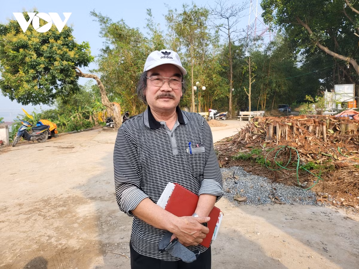 Nhà văn Nguyễn Hiếu cũng là một người dân làng Chèm chia sẻ: "Việc trùng tu đình Chèm là cần thiết và việc giải thích cây đa hàng năm bị nghiêng về phía đình có thể gây nguy hiểm vì rễ không bám chắc và phạm vào đường nước của đình là chính xác. Nhưng có điều chúng ta bức xúc vì ngay cả tôi với tư cách là một người dân làng Chèm, chúng ta đã quen thuộc với hình ảnh "cây đa bến nước sân đình" nó đã gắn liền trong tâm trí người dân nên khi cây bị chặt đi thì tạo nên khoảng trống, day dứt trong lòng."