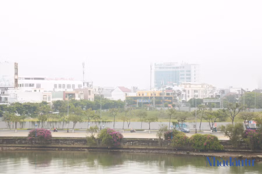 Vị trí khu đất nằm đắc địa ven sông, ngay dưới chân cầu sông Hàn, nhưng lại trở thành dự án “treo” hàng chục năm. (Ảnh: Nhà đầu tư).