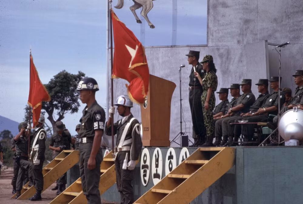 Sĩ quan chỉ huy của lính Bạch Mã phát biểu tại căn cứ Cam Ranh, 1967.