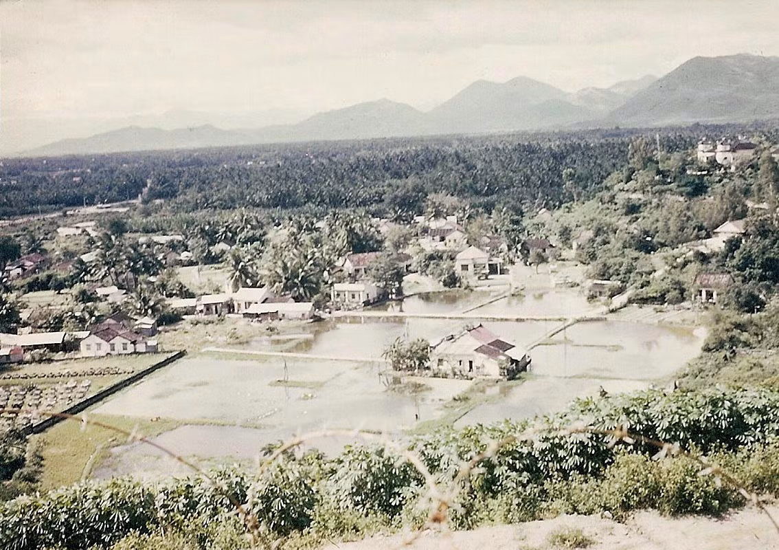 Khung cảnh nhìn từ một điểm cao thuộc phạm vi căn cứ không quân Mỹ ở Nha Trang.