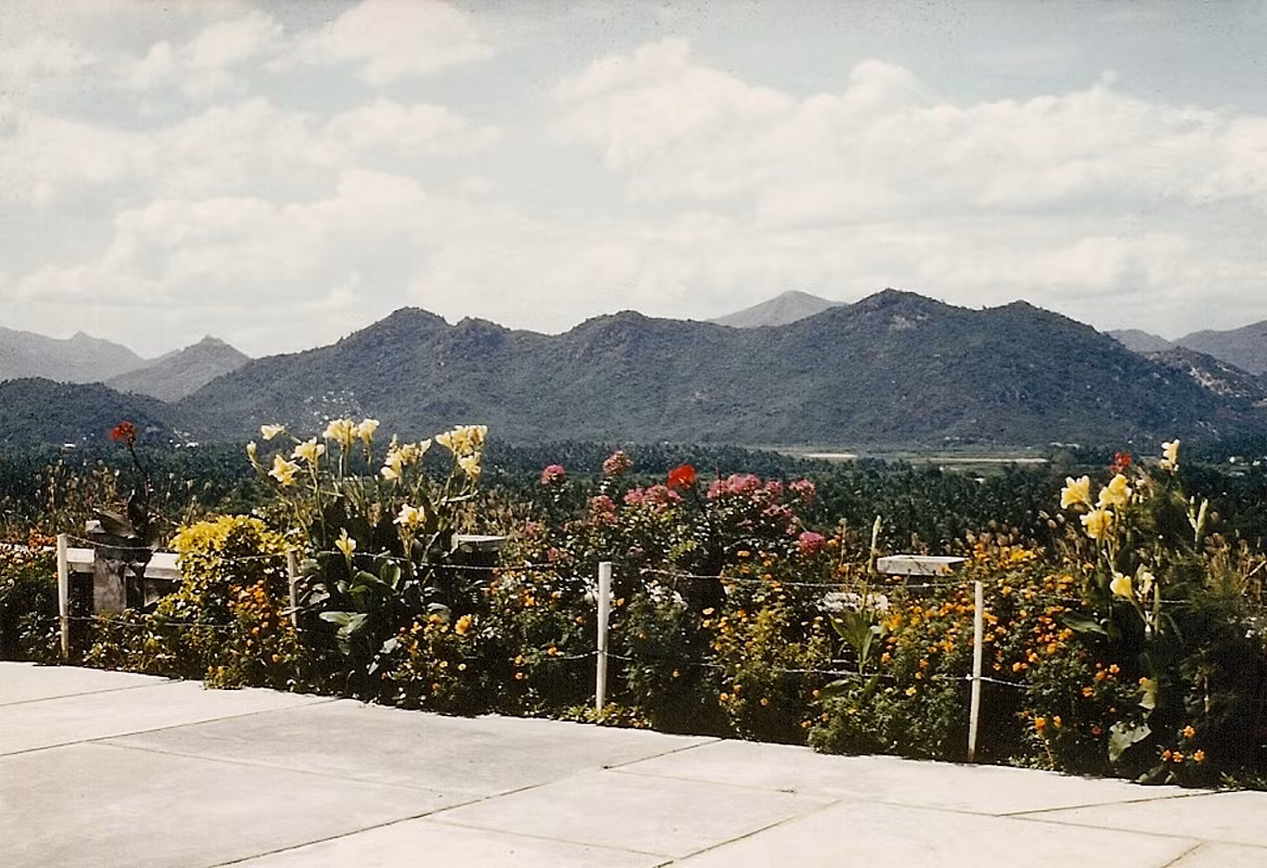 Quang cảnh Nha Trang nhìn từ tượng Phật Trắng.