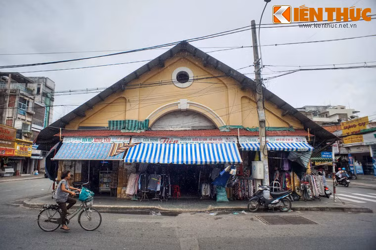 Mặt sau của chợ.