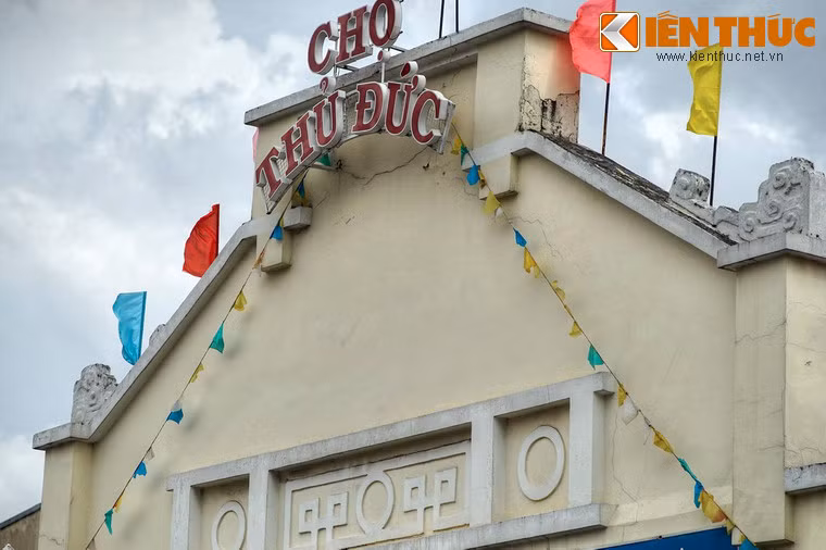 Các họa tiết trang trí trên cổng chợ đơn giản nhưng tinh tế.