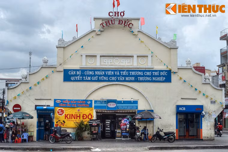 Nét nổi bật của chợ là mặt tiền được thiết kế trang nhã với những đường nét tạo hình mềm mại.