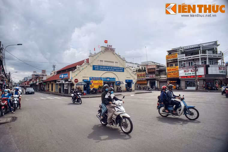 Nằm ở trung tâm quận Thủ Đức, TP HCM, chợ Thủ Đức là một khu chợ cổ gắn liền với sự hình thành và phát triển của vùng đất Thủ Đức từ thuở hoang sơ đến hôm nay.