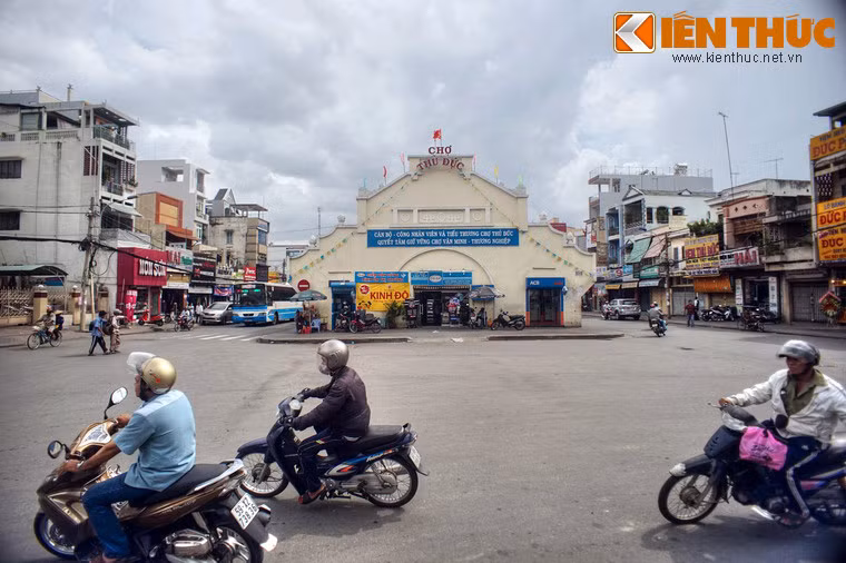Theo các tư liệu lịch sử, người lập ra chợ là tiền hiền Tạ Dương Minh, hiệu Thủ Đức, một thương gia người Hoa sống dưới thời vua Minh Mạng.