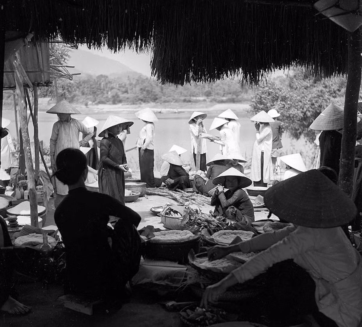 Họp chợ bên bến sông.