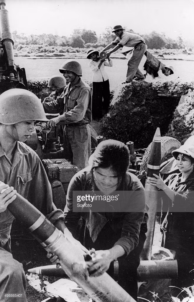 Nữ dân quân ở thành phố Vinh giúp tiếp đạn cho đồng đội, năm 1972. Ảnh: Sovfoto - GettyImages.
