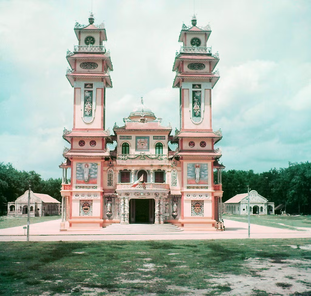 Mặt trước của Tòa thánh Tây Ninh năm 1948, 21 năm sau khi công trình khánh thành.