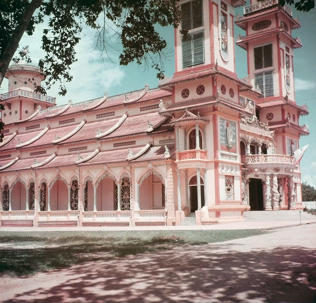 Tòa thánh nhìn từ phía bên hông.