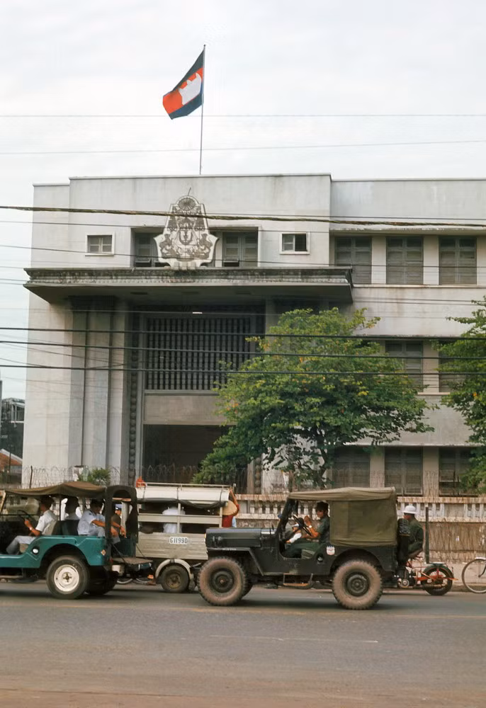 Tòa Đại sứ Campuchia ở góc đường Lê Văn Duyệt - Phan Đình Phùng (Cách Mạng Tháng Tám - Nguyễn Đình Chiểu).