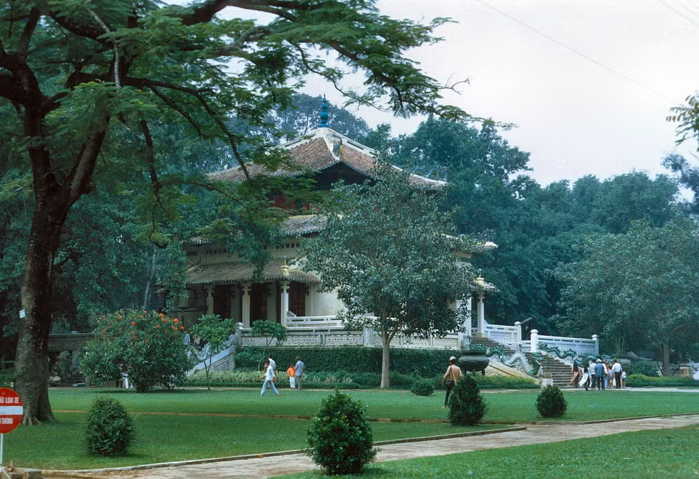 Đền Kỷ Niệm ở Thảo Cầm Viên.