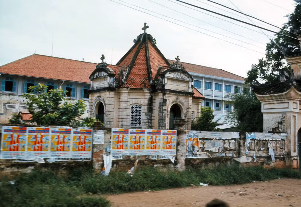 Khu nhà mồ của nhà bác học Trương Vĩnh Ký trên đường Trần Hưng Đạo.