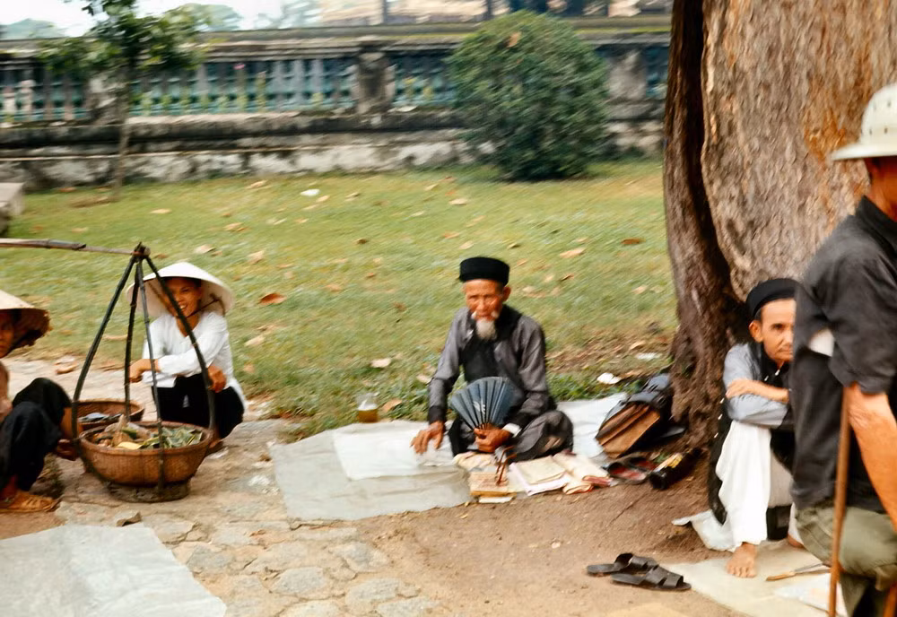 Thầy bói và người bán rong trong Lăng Ông Bà Chiểu.