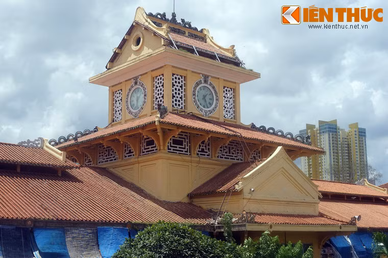 Cổng chợ có hình một tháp lầu cao, kiến trúc gần giống kiểu cách của một ngôi chùa, mái lợp ngói âm dương.
