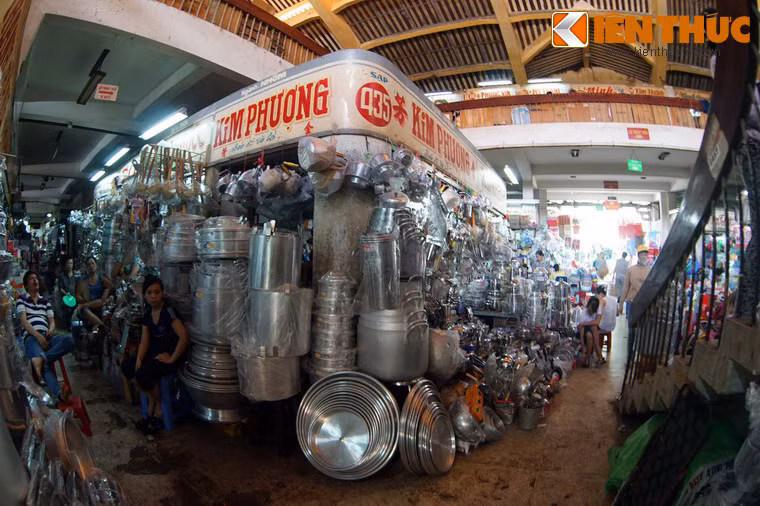 Dù có sự cạnh tranh khá quyết liệt của các hệ thống siêu thị, trung tâm thương mại hiện đại trong những năm gần đây, chợ vẫn giữ được vị thế của một chợ đầu mối bán buôn lớn.