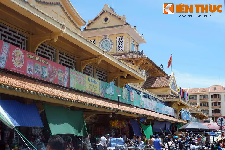 Chợ Bình Tây được khởi công từ năm 1928 và hoàn thành năm 1930. Chợ được xây dựng bằng xi măng cốt thép theo kĩ thuật phương Tây nhưng lại mang đậm nét kiến trúc Trung Hoa.