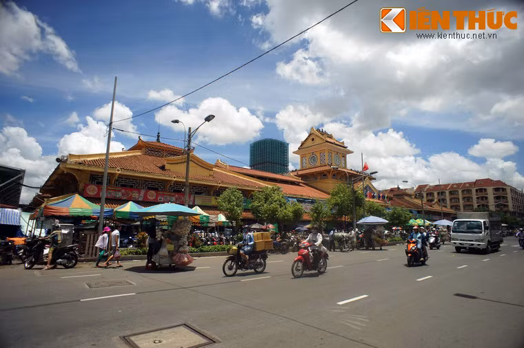 Khu chợ sau khi xây xong rất khang trang, sạch sẽ trên khuôn viên đất khá rộng nên được người dân gọi là Chợ Lớn Mới.