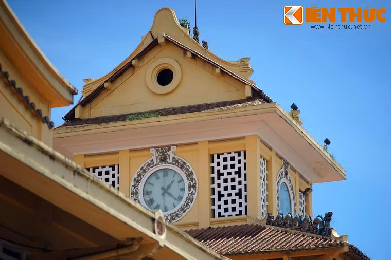 Bốn phía của tòa lầu có đồng hồ lớn, trên góc mái và đỉnh tháp có hình rồng đắp nổi.