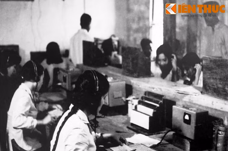 Tổng đài bưu điện Hòa Bình đang sẵn sàng phục vụ chiến đấu, tháng 5/1972.