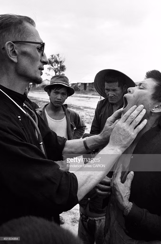 Nhà truyền giáo của quân đội Mỹ khám răng cho người dân ở Cam Lộ, Quảng Trị, thang 9/1967.
