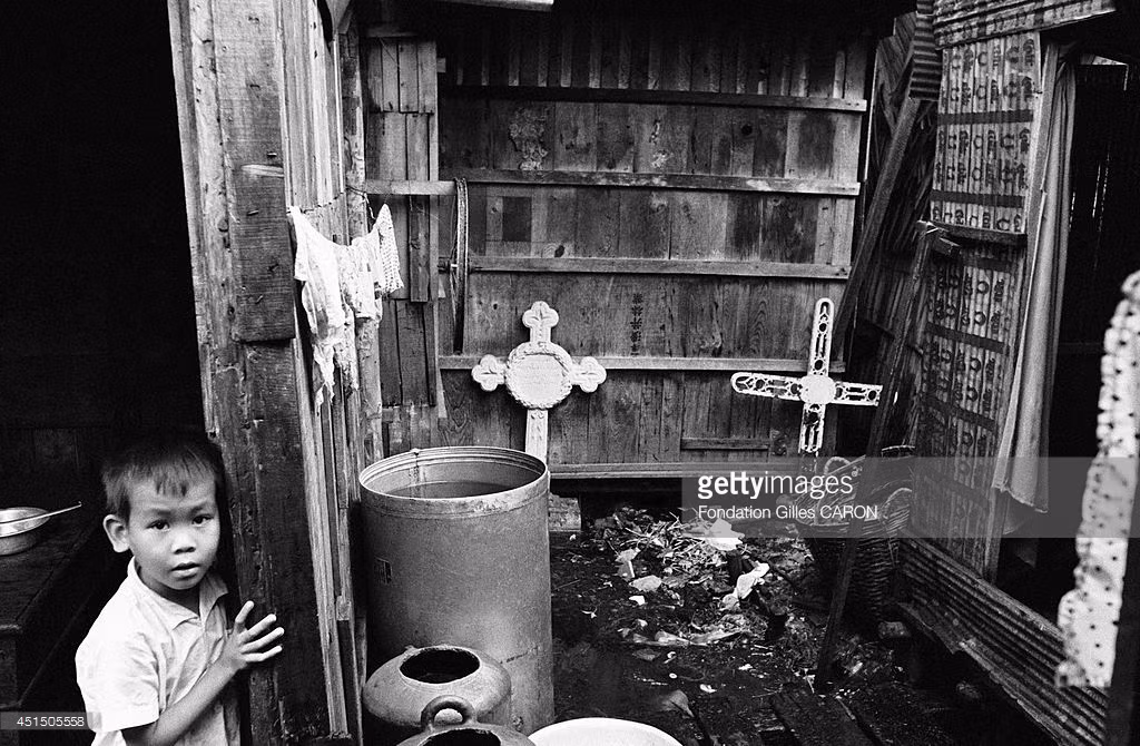 Những đứa trẻ sống trong nghĩa trang ở Sài Gòn, tháng 9/1967.