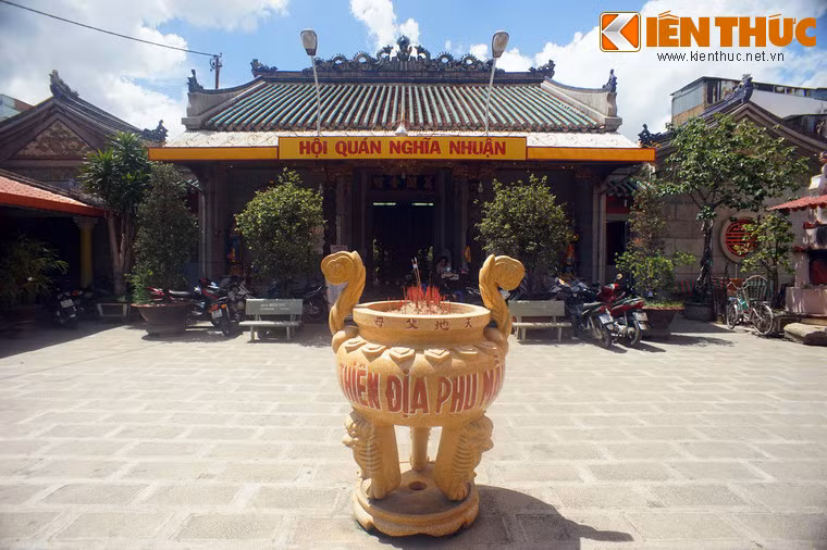 Hội quán Nghĩa Nhuận gồm hai khu nhà riêng biệt trên khuôn viên khoảng 2.000 mét vuông. Phần trước là điện thờ, gồm tiền điện và chính điện và hai dãy nhà phụ hai bên. Phía sau là nghĩa từ và các khu nhà phụ.