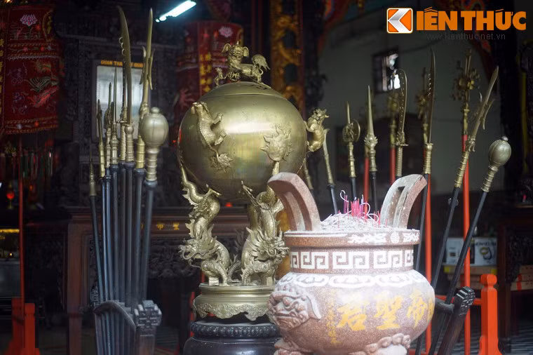 Trong hội quán còn có một sô hiện vật giá trị như lư trầm bằng đồng đúc ba con rồng nâng quả cầu, bộ binh khí, cặp hạc đứng trên lưng rùa...