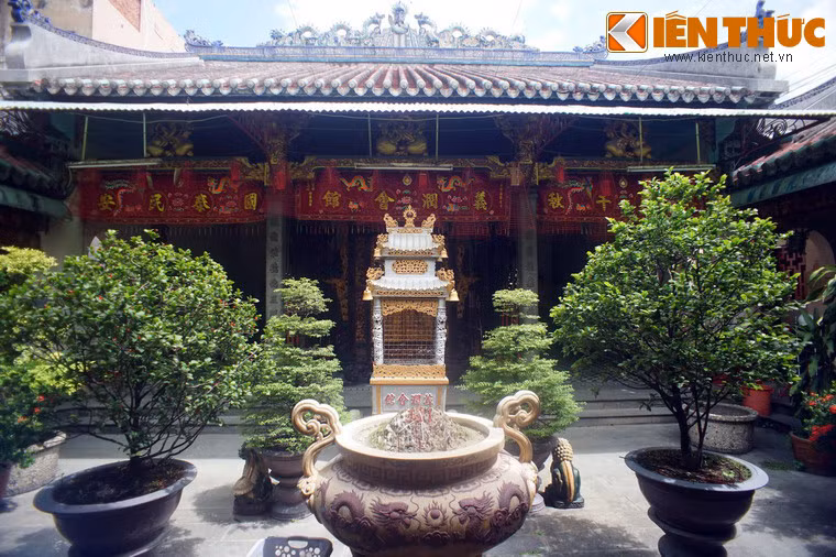 Sân thiên tỉnh nằm giữa tiền điện và hậu điện.