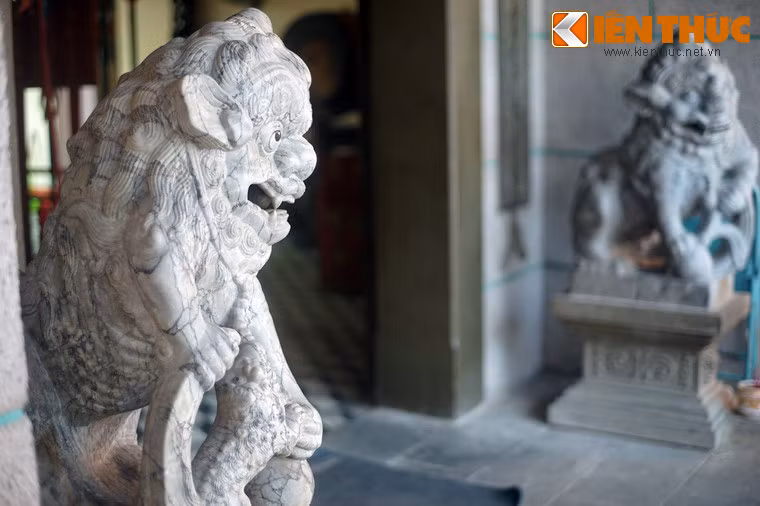 Cặp sư tử chầu hai bên cửa là một tác phẩm điêu khác đá hoàn mỹ.