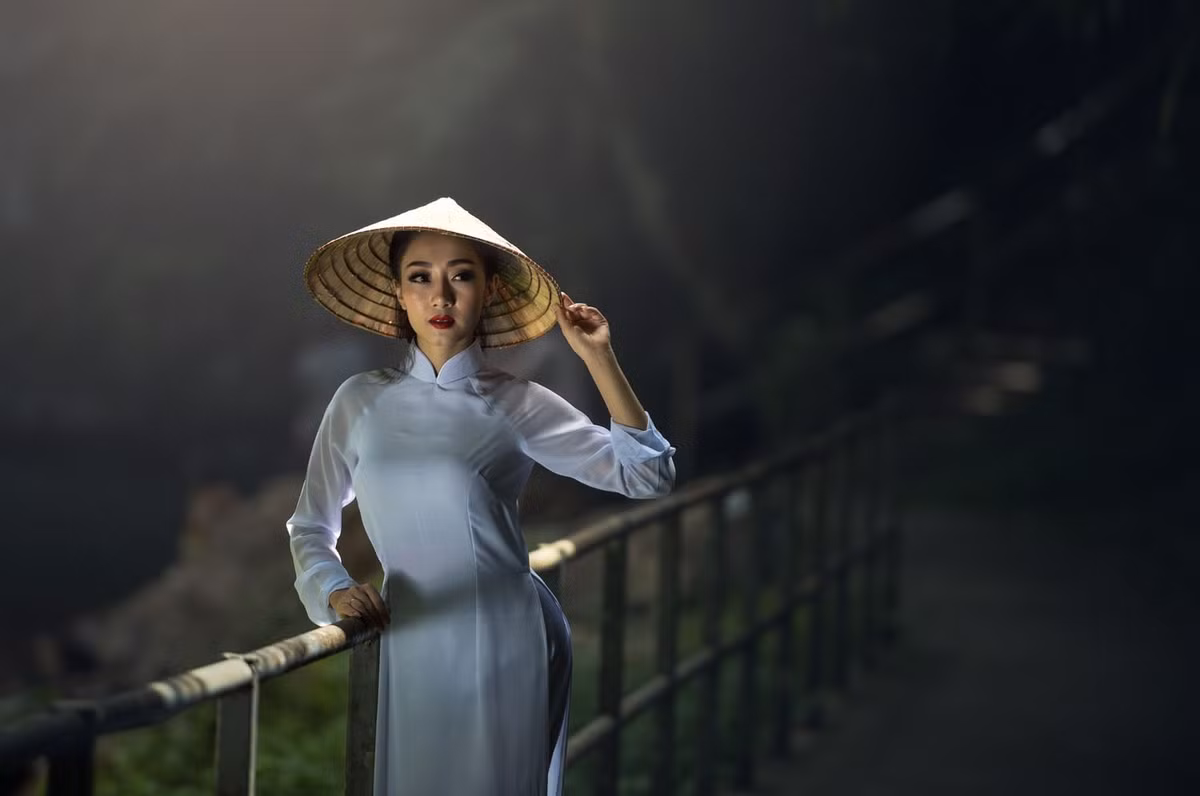Người mẫu trong loạt ảnh này là các thiếu nữ Việt Nam và Thái Lan.