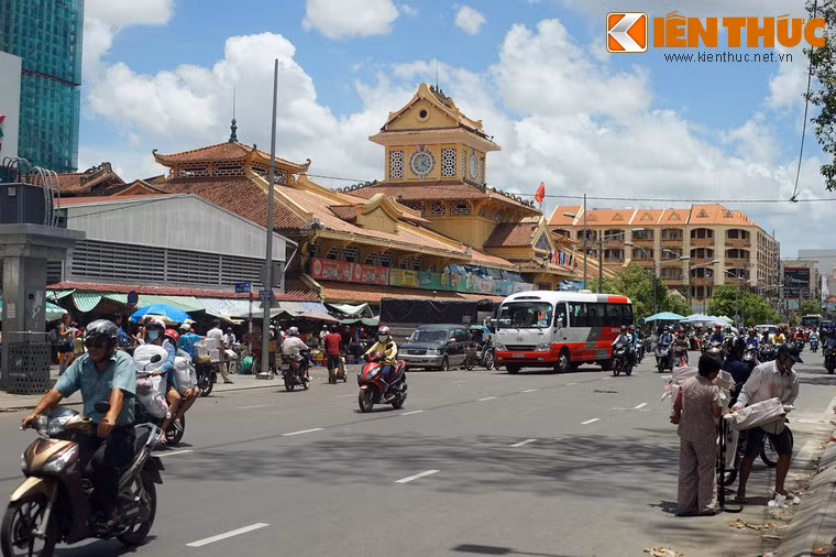 Nằm trên đường Tháp 10 thuộc quận 6, TP HCM, chợ Chợ Bình Tây là khu chợ nổi tiếng với lịch sử gần 100 năm và kiến trúc độc đáo của người Hoa ở đất Chợ Lớn xưa.