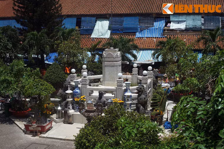 Đổi lại, ông Quách Đàm xin xây dựng mấy dãy phố lầu xung quanh chợ và dựng đài thờ mình ở chính giữa chợ sau khi mất. Ông Quách Đàm qua đời năm 1927, lúc chợ chưa xây xong. Sau đó, khu đài thờ đã được hoàn tất theo ý nguyện của ông và được khánh thành vào ngày 14/3/1930.