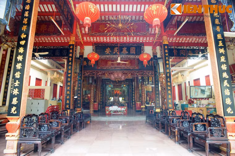 Là nơi thờ Thiên Hậu Thánh Mẫu (Bà Thiên Hậu), hội quán Quỳnh Phủ có nét tương đồng về kiến trúc và bài trí so với các chùa Bà Thiên Hậu ở Sài Gòn và các địa phương khác ở Nam Bộ.