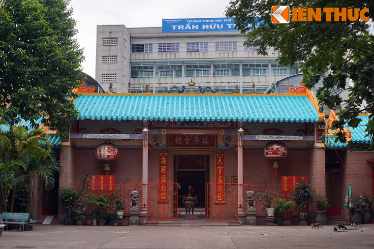 Hội quán được xây vào khoảng năm 1824, do cộng đồng Hoa kiều gốc Hải Nam đến sinh sống ở Chợ Lớn đóng góp tiền bạc mua đất xây dựng làm nơi tổ chức lễ hội dân tộc, cầu mong cho mưa thuận gió hoà, quốc thái dân an.