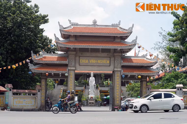Tam quan chùa là một công trình khá đồ sộ, kiến trúc theo kiểu truyền thống với các tầng mái ngói đỏ có đầu đao uốn cong. Năm 2005, do thành phố thực hiện dự án mở rộng đường Nam Kỳ Khởi Nghĩa, cổng Tam quan của chùa đã được di dời vào bên trong, đến vị trí hiện tại.